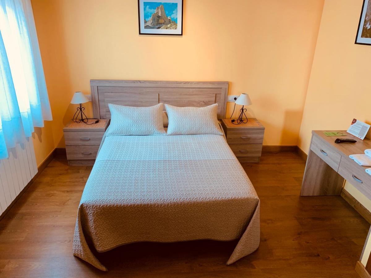 Hostal La Serna Hotel Потес Екстериор снимка