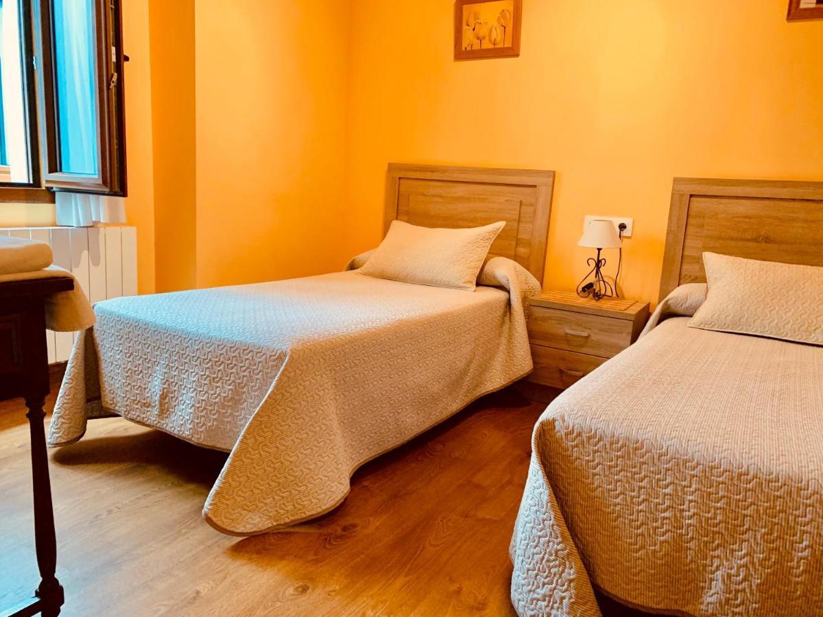 Hostal La Serna Hotel Потес Екстериор снимка