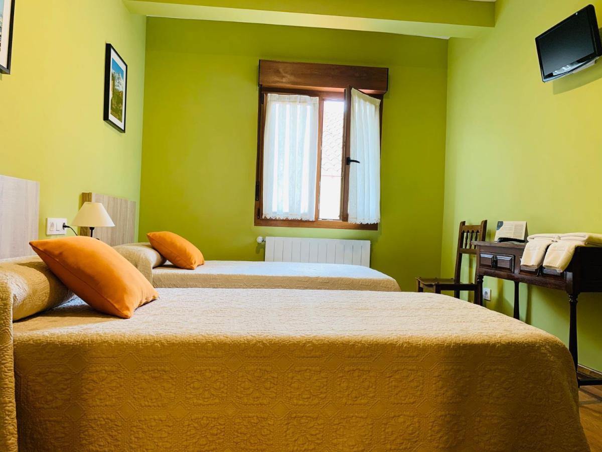 Hostal La Serna Hotel Потес Екстериор снимка