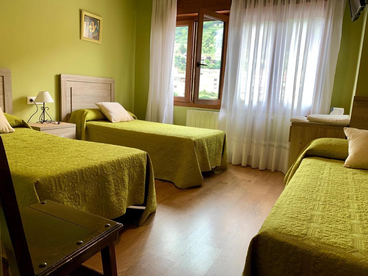 Hostal La Serna Hotel Потес Екстериор снимка