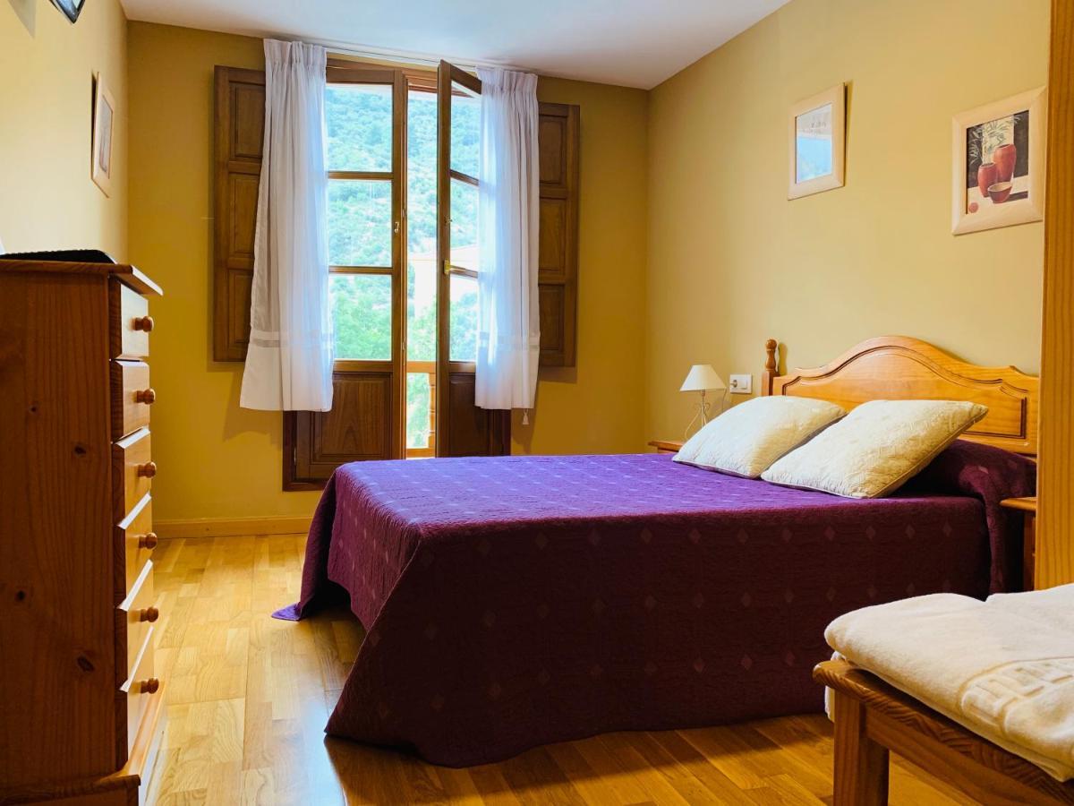 Hostal La Serna Hotel Потес Екстериор снимка