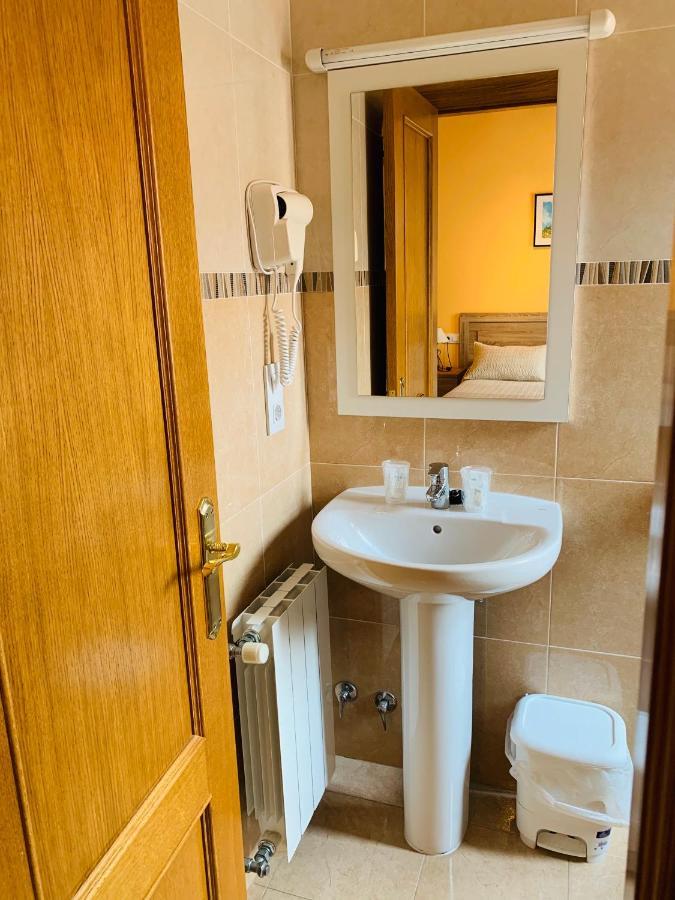 Hostal La Serna Hotel Потес Екстериор снимка
