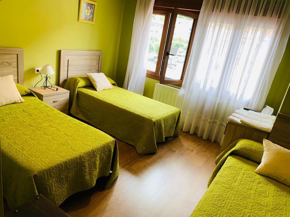 Hostal La Serna Hotel Потес Екстериор снимка