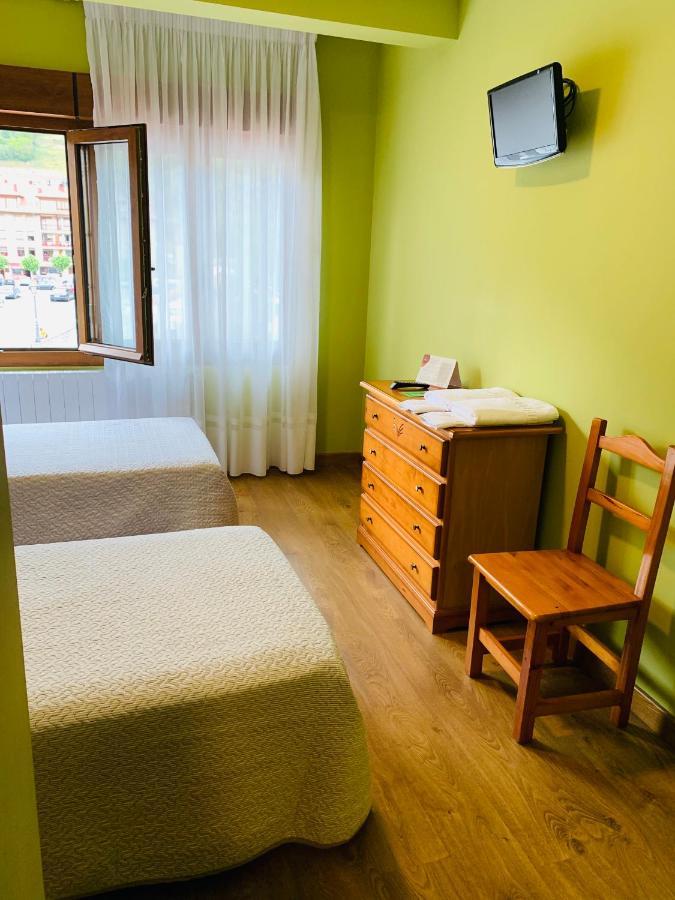 Hostal La Serna Hotel Потес Екстериор снимка